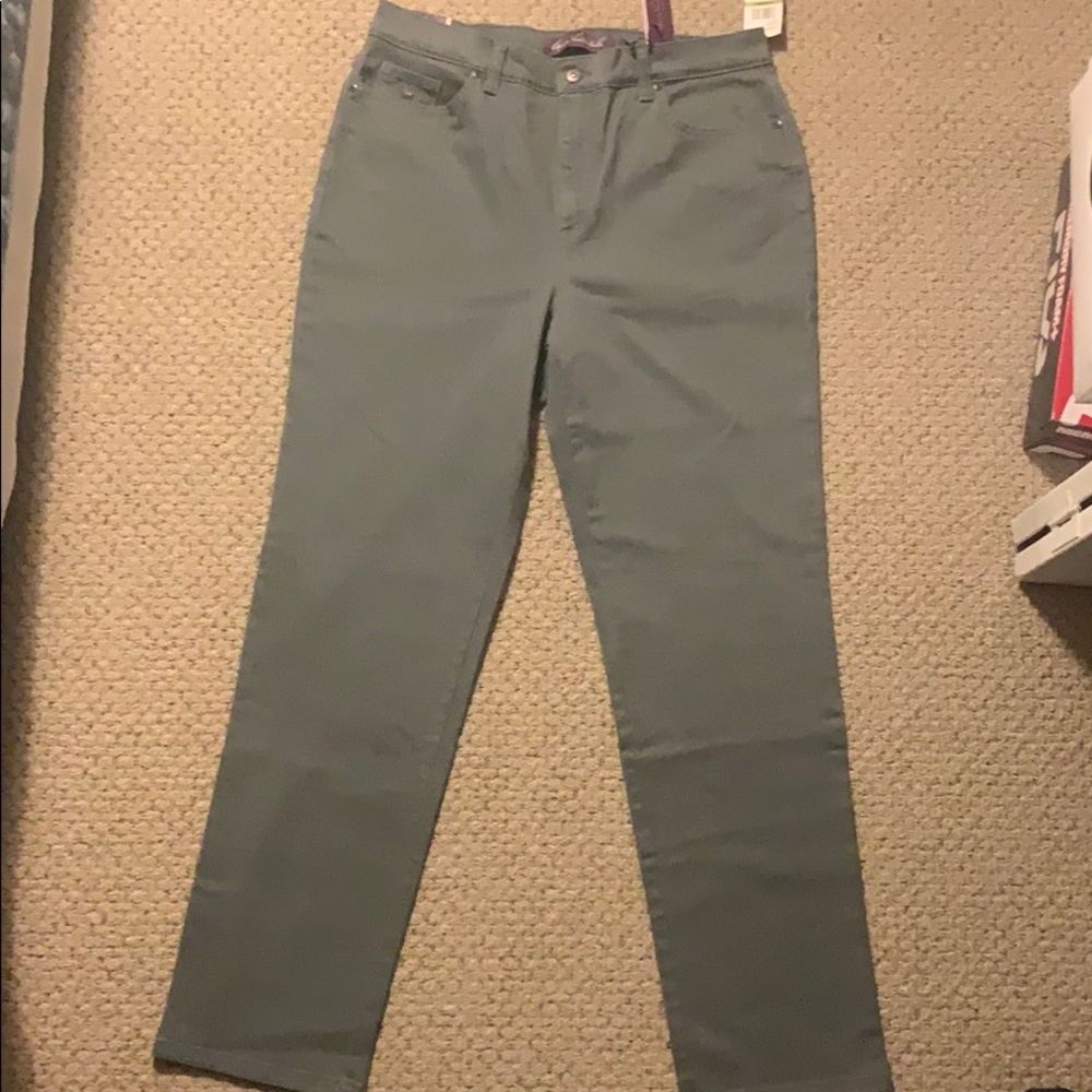 NWT Gloria Vanderbilt “Amanda” slimming Jean